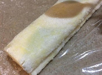 step5: 最後摺疊一起輕輕壓實，再灑上砂糖，用保鮮紙包好後放入冰箱雪約20-30 分鐘