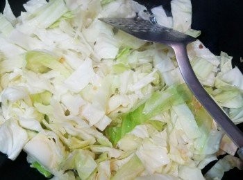 step2: 先爆香蒜茸，炒香椰菜。