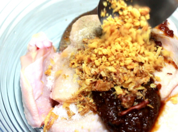 step2: 先把<span class="group_1">食材</span>醃好。沙茶醬味道沒有很強烈, 最好醃一個晚上, 味道更能醃透。(趕時間, 也至少給它醃一小時。)