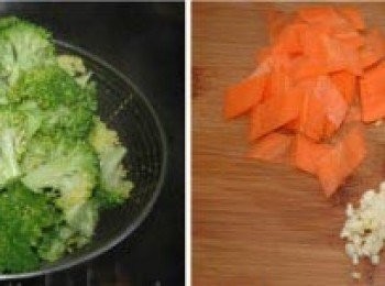 step2: 胡蘿蔔去皮洗淨切菱形，皮蛋切丁，蒜剁蓉。