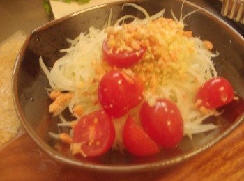 step5: 將所有<span class="group_2">調味</span>拌勻ˊ和所有處理好<span class="group_1">材料</span>拌一拌ˊ
放冰箱冷藏一下ˊ 要吃時再灑上花生碎即可。