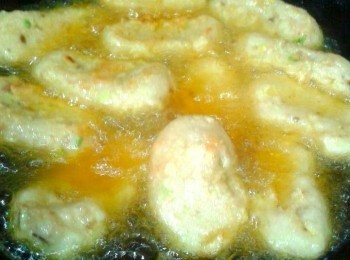 step5: 将锅烧热后，加入适量的油，中火将一块块的沾上煎炸粉的鱼饼，拿到热油里炸至金黄色即可（好吃记得要分享喔，谢谢）。
