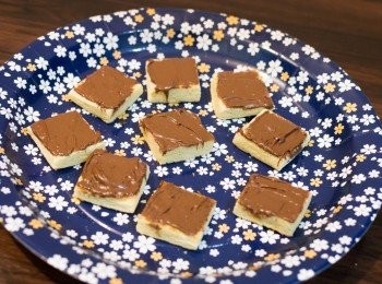 step3: 煎好的麵包塗上nutella 朱古力榛子醬。