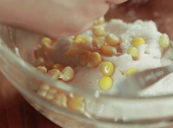 step3: 搓好後用手/匙羹抓出一個個球團後用手壓扁成一個個餅型狀