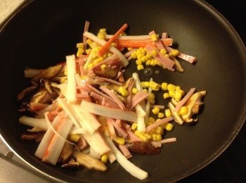 step3: 加入火腿絲，蟹柳絲，粟米粒略炒，熄火備用