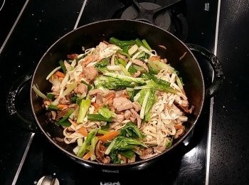 step9: 起鍋前撒上少許胡椒粉,淋上芝麻香油及香菜芹菜末做提味,即可熄火。