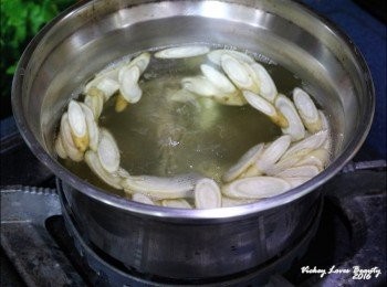 step3: 之後再改小火熬煮約30分鐘後即可飲用