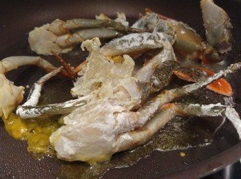 step2: 蟹和青椒絲先走油備用。