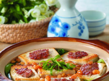 step8: 燒熱砂鍋, 加入清雞湯、唐蒜、鹽和白胡椒粉煮沸, 放入煎好的釀豆腐角, 加蓋小火燜煮15分鐘, 最後放入炸過的黃豆, 煮沸即成。