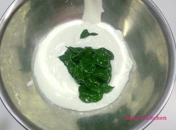 step8: 另外準備一個小盆子將拌勻的乳酪挖出約1/3大匙和混合好的綠茶仔細拌勻