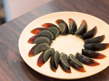 step1: 皮蛋去殼，一隻皮蛋切開八等份排好於碟上（切皮蛋時預備一杯熱水，刀沾到皮蛋黃後浸入熱水再用廚房紙稍為抹一下刀子再切，切出來的皮蛋會比較整齊）