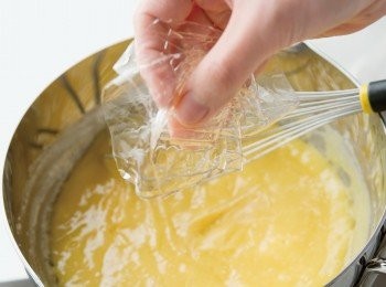 step3: 將2 倒回鍋中， 開火煮，一邊攪拌不要停，當從鍋底冒出泡泡後就關火。加入瀝乾水分的吉利丁下去溶解，再用過濾道具過濾。