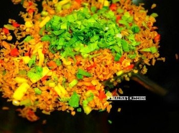 step13: 13.關火，加入一些芹菜葉，會增加整道炒飯的香氣。