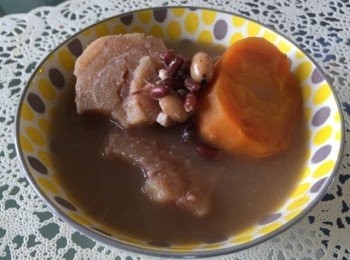 step4: 除鯪魚外，將所有材料放入高壓煲至水滾，再放入已煎鯪魚煲20分鐘，於喝前再大滾一下便成 （若用一般煲具，則以大火煲滾，再用文火煲2-3小時便成）