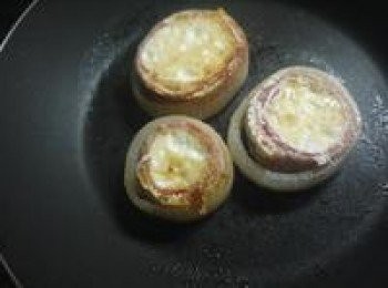 step3: 待蛋凝固後翻面加一些些油煎到金黃煎香,起鍋灑少許塩及黑胡椒調味即可