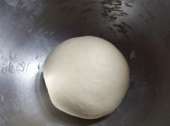 step4: 當粉糰搓至光滑軟身後,將粉糰放入盤裡,用濕布蓋起,待粉糰靜止30分鐘