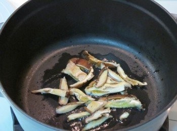 step1: 熱鍋後，放入橄欖油1大匙，將泡軟的香菇切絲下油鍋拌炒。