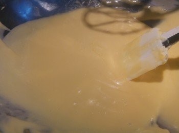 step6: 將牛油液加入忌廉芝士內攪混。