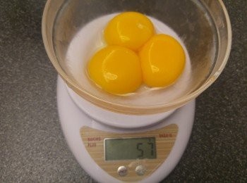 step1: 先計算蛋黃重量, 再計算鮮奶和淡忌廉重量, 然後將蛋黃、糖、鲜奶和雲妮拿油攪混。