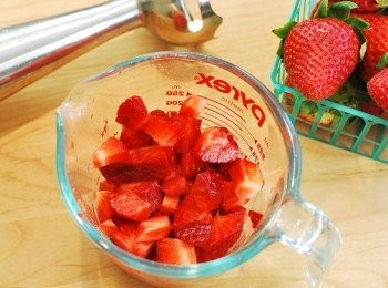 step1: 準備<span class="group_1">草莓泥</span>：將草莓丁、蘭姆酒及水用食物攪拌棒/調理機打至細緻無顆粒泥狀