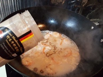 step4: 加入半碗水及牛肝菌粉煮至滾。