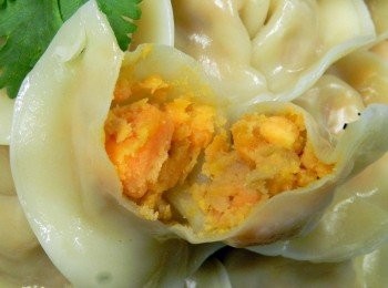 step8: 橘色的內餡沾上蒜味醬油膏也挺對味的喔~