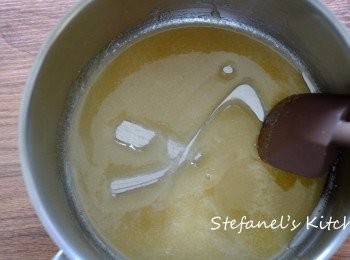 step1: 1a) 把原粒杏仁及合桃肉放在白鑊上炒香，然後略切為粗粒備用
1b) 煲開小火，把蜜糖及砂糖或黃糖放在煲內煮至糖溶化