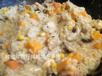 step7: 意大利飯煮到自己喜歡的熟度就可熄火加入粟米拌勻然後上碟