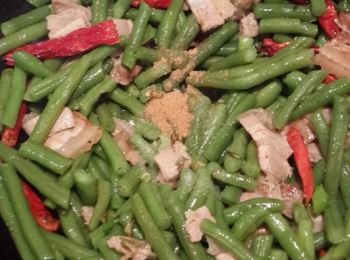 step4: 下<span class="group_2">調料</span>一起翻炒，翻炒均勻，即可出鍋。