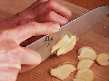step2: 切片。連皮一起切成薄片。薄片的好處是可以配合菜色的需要，看是要再切丁或者做任何變化。要切絲、切末醃漬也行。