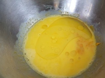 step5: 倒入鮮橙汁、粟米油、橙皮屑混合