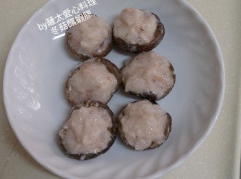 step5: 冬菇浸軟去腳，加水和雞粉，蠔油煮10分鐘入味，剩起。冬菇底部擦上生粉釀上蝦膠，放
滾水上蒸4分鐘。