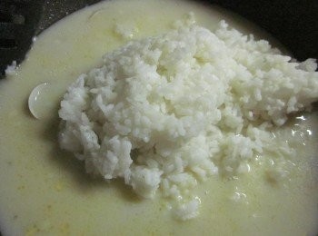 step3: 續放白飯拌勻並加塩調味