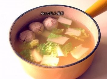 step3: 準備一個小湯鍋,將高湯煮滾後放入貢丸及小白菜梗煮熟。