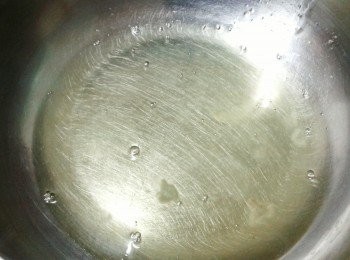 step1: 首先要用新鮮雞蛋，放在室溫，不可沾有蛋黃。預備清潔的打蛋器及大碗，沒有任何油份