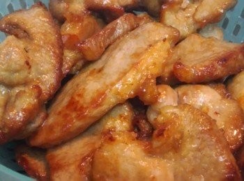 step3: 用中火把梅頭肉炸熟，盛起瀝油。