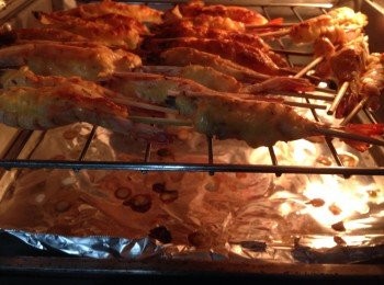 step2: 先放舖好錫紙的焗盤用180-200度焗到魚頭轉色熟了後抽走焗盤，將魚頭放回烤架上開頂火220-250度烤到魚油脂滴走曬，表面焦脆便可取出加檸檬汁便可享用