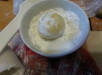 step16: 包好榴槤的皮要碌一碌炒熟的糯米粉,然後放入模內吸模