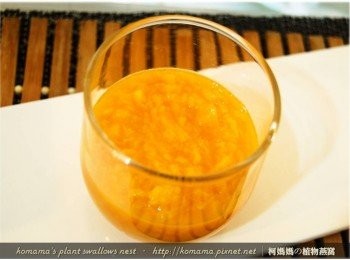 step2: 芒果削皮後，將部分果肉搗成果泥狀，放入玻璃杯中。