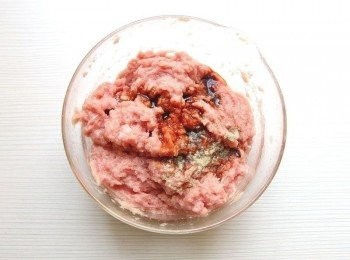 step4: 絞肉進行"打水"後,加入醬油,海鹽,白胡椒粉攪拌均勻,再加入芝麻香油。調味料添加多寡依個人喜好而定。