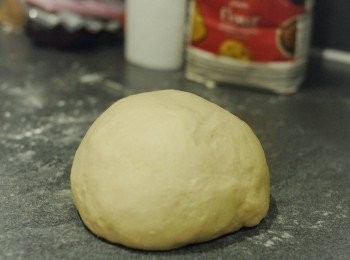 step3: 將麵團放在灑有麵粉的枱上，搓十分鐘。如麵團太乾可加點水，太濕可加點粉。搓好的麵團表面光滑有彈性