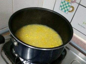 step6: 汁料： 

粟米湯煮滾， 下小許生粉水埋薄芡，熄火，立即加入蛋白，輕輕以筷子攪拌成蛋花便可上桌。