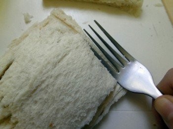 step10: 土司邊邊可用叉子壓緊。接著進烤箱約10分鐘， 烤箱的時間只是個參考值，(因每個人烤箱大小.品牌不一，時間請自行增或減)。