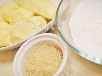 step1: 預備<span class="group_1">食材</span>：地瓜切小塊300g、木薯粉70g、砂糖10g，地瓜先拿去蒸熟。