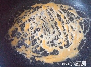 step7: 用油掃勻平底鑊，中火燒熱後，熄火，用烘焙掃或竹掃沾上蛋液，在平底鑊直劃出網紋。將這個動作，重複橫劃和打圈劃出網紋。