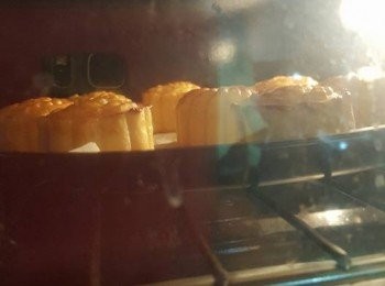 step21: 當搽好蛋漿後,取走一個盤,只用光波爐盤，用番上下火焗5分鐘，搽完糖水再焗2分鐘，如果見烈就一分鐘