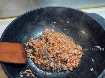 step3: 加入蒜末薑末絞肉炒香.在放入豆瓣醬.醬油