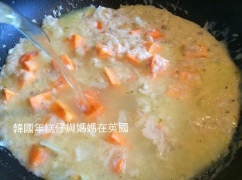 step4: 倒入一罐蘑菇湯和大約200ml的雞湯 （請不要一次過倒入所有雞湯）其間需不停攪拌