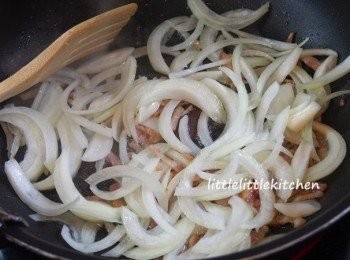 step1: 用少許油炒香煙肉和洋蔥