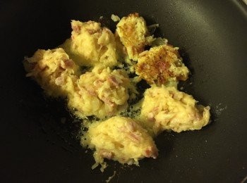 step8: 大火下油, 用湯匙拿起部分薯絲, 輕輕放在鑊上, 先煎好一面, 再反另一面